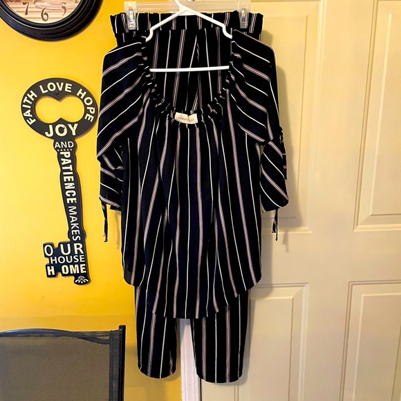 Beautiful Wide Leg Vertical Striped Pants - Picture 10 of 10